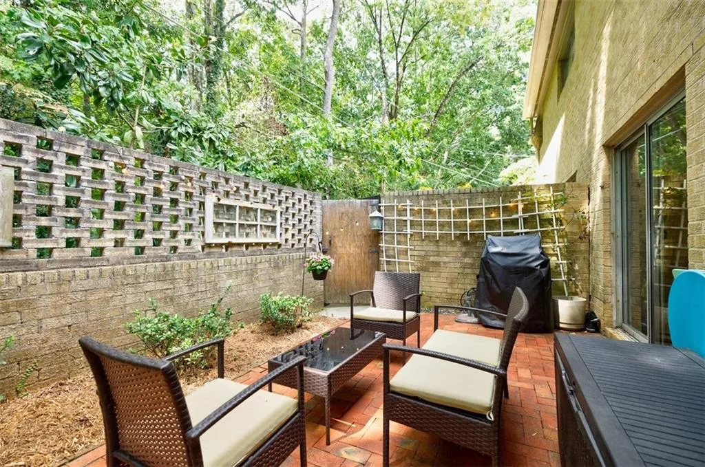 5400 Roswell Road Unit J5, Atlanta, Georgia 30342, 2 Bedrooms Bedrooms, ,2 BathroomsBathrooms,Residential,Sold,5400 Roswell Road Unit J5,7116601