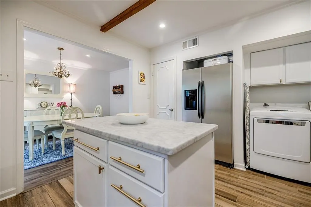 5400 Roswell Road Unit J5, Atlanta, Georgia 30342, 2 Bedrooms Bedrooms, ,2 BathroomsBathrooms,Residential,Sold,5400 Roswell Road Unit J5,7116601