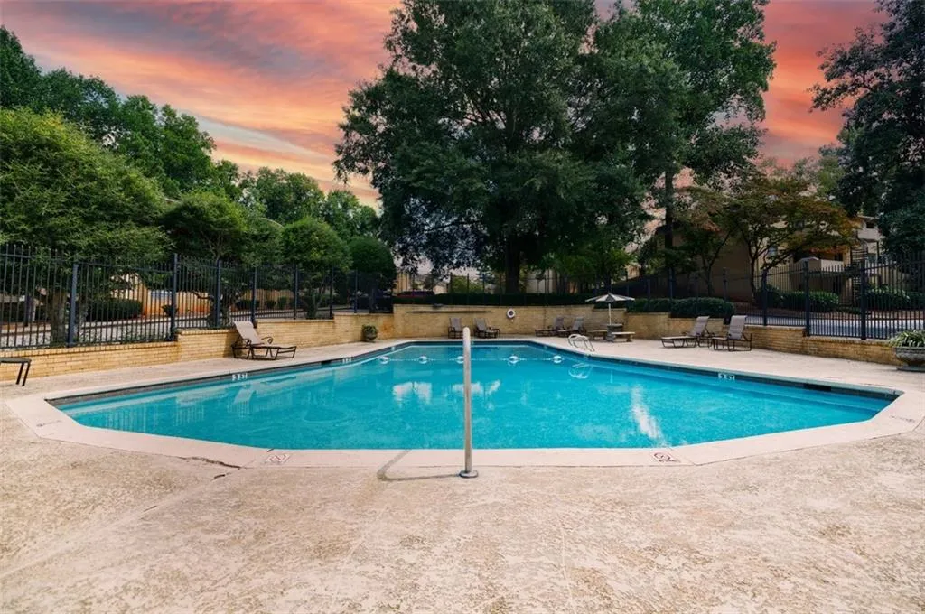 5400 Roswell Road Unit J5, Atlanta, Georgia 30342, 2 Bedrooms Bedrooms, ,2 BathroomsBathrooms,Residential,Sold,5400 Roswell Road Unit J5,7116601