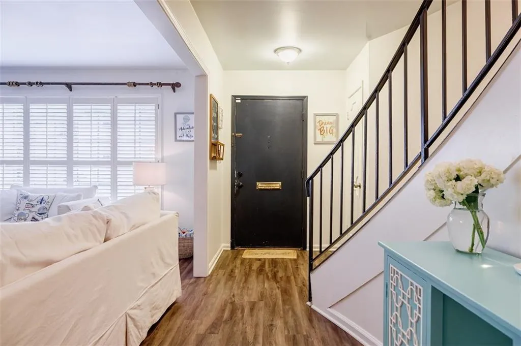 5400 Roswell Road Unit J5, Atlanta, Georgia 30342, 2 Bedrooms Bedrooms, ,2 BathroomsBathrooms,Residential,Sold,5400 Roswell Road Unit J5,7116601