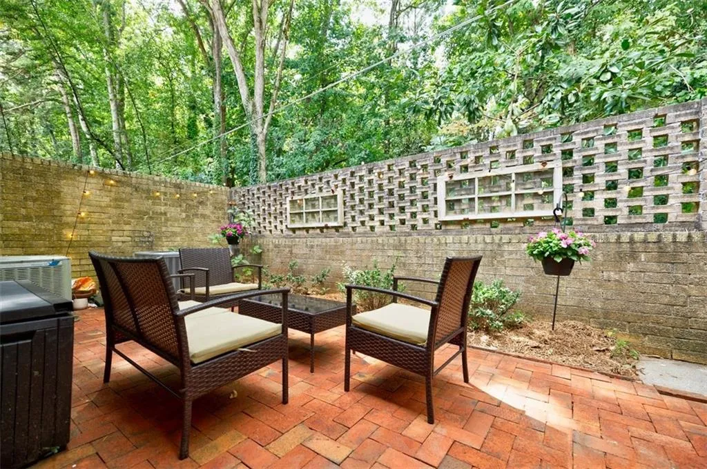 5400 Roswell Road Unit J5, Atlanta, Georgia 30342, 2 Bedrooms Bedrooms, ,2 BathroomsBathrooms,Residential,Sold,5400 Roswell Road Unit J5,7116601