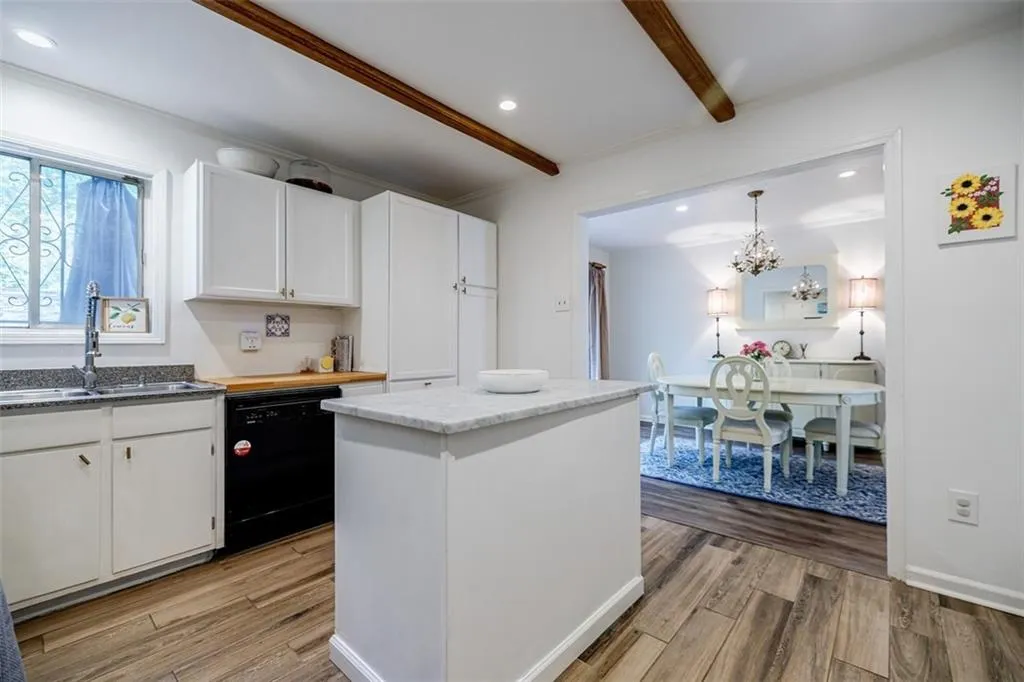 5400 Roswell Road Unit J5, Atlanta, Georgia 30342, 2 Bedrooms Bedrooms, ,2 BathroomsBathrooms,Residential,Sold,5400 Roswell Road Unit J5,7116601