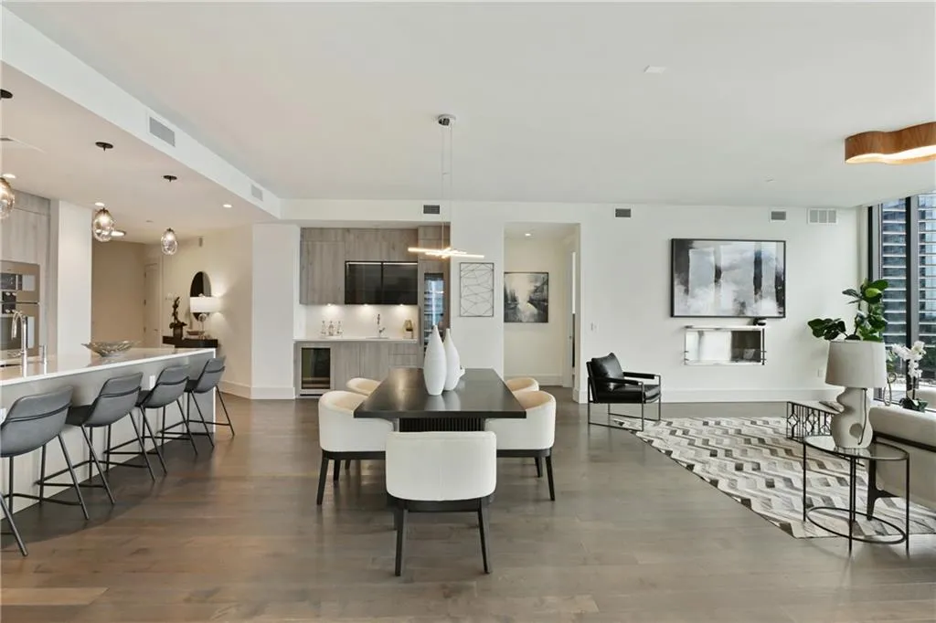 3107 Peachtree Road Ne Unit 1005, Atlanta, Georgia 30305, 2 Bedrooms Bedrooms, ,2 BathroomsBathrooms,Residential,For Sale,3107 Peachtree Road Ne Unit 1005,7580294