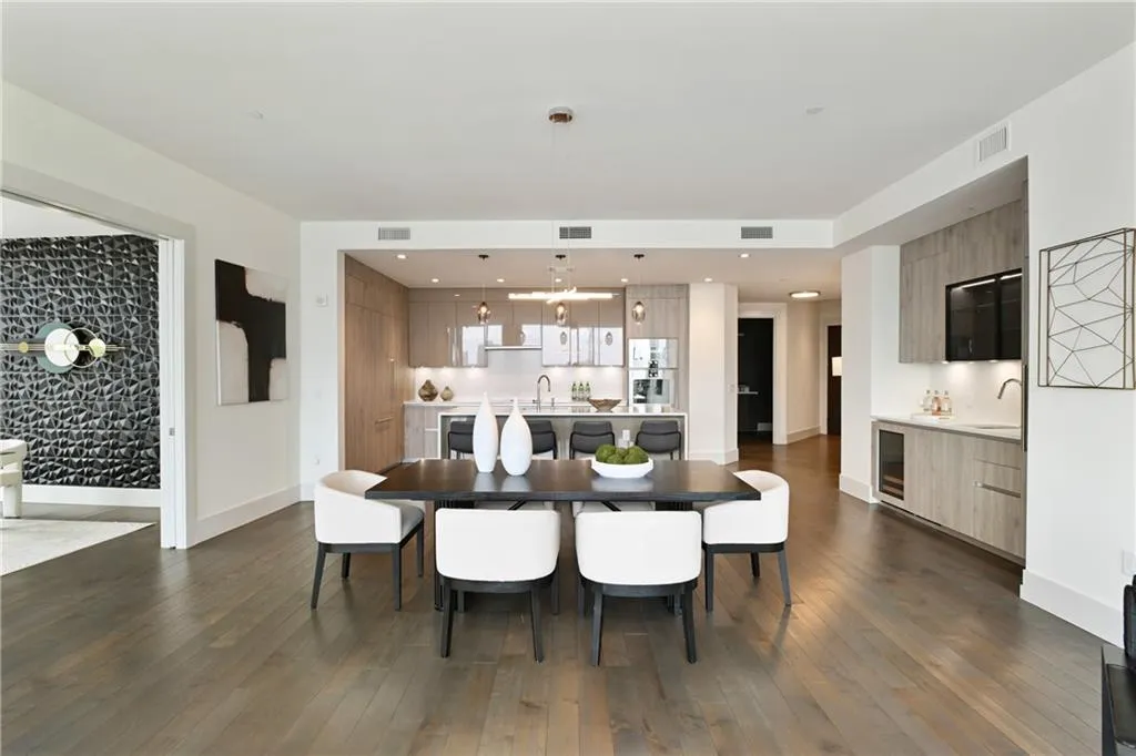 3107 Peachtree Road Ne Unit 1005, Atlanta, Georgia 30305, 2 Bedrooms Bedrooms, ,2 BathroomsBathrooms,Residential,For Sale,3107 Peachtree Road Ne Unit 1005,7580294