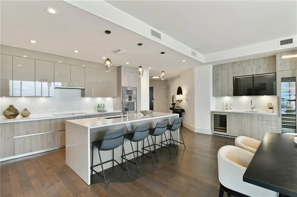 3107 Peachtree Road Ne Unit 1005, Atlanta, Georgia 30305, 2 Bedrooms Bedrooms, ,2 BathroomsBathrooms,Residential,For Sale,3107 Peachtree Road Ne Unit 1005,7580294