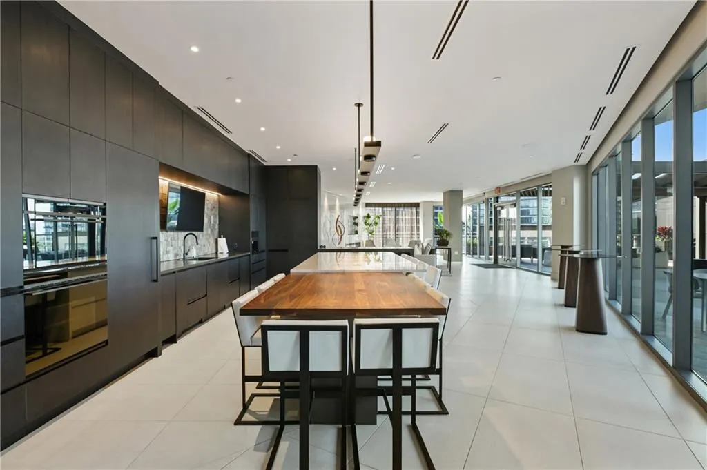 3107 Peachtree Road Ne Unit 1005, Atlanta, Georgia 30305, 2 Bedrooms Bedrooms, ,2 BathroomsBathrooms,Residential,For Sale,3107 Peachtree Road Ne Unit 1005,7580294