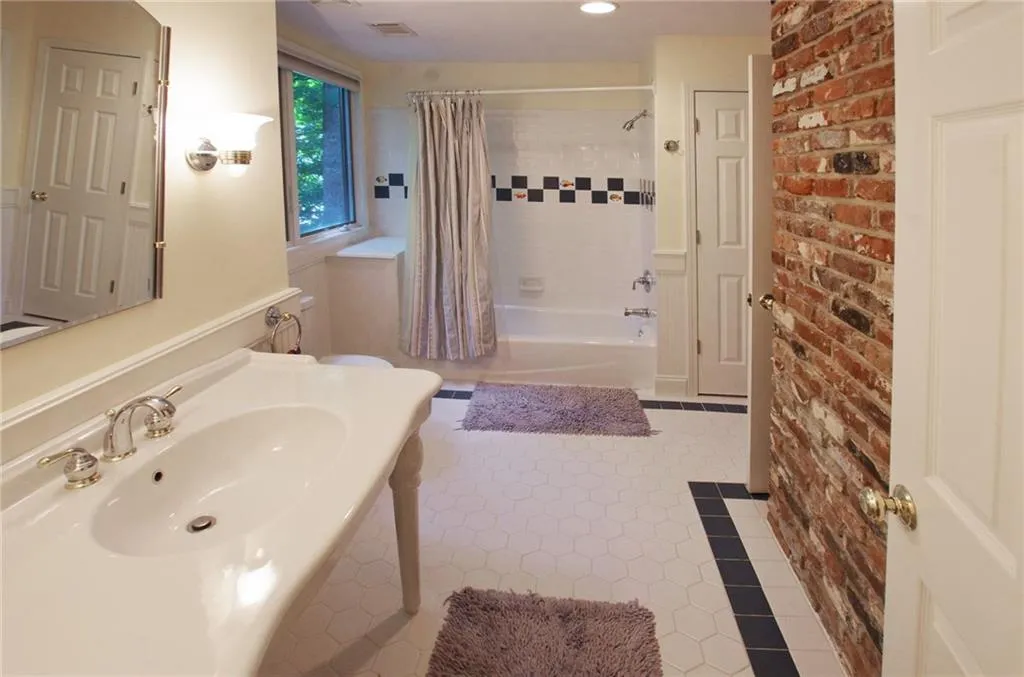 1890 Spalding Drive, Sandy Springs, Georgia 30350, 5 Bedrooms Bedrooms, ,3 BathroomsBathrooms,Residential,Sold,1890 Spalding Drive,6036658