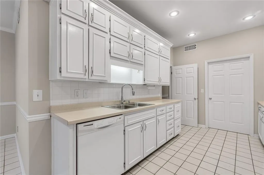 5203 Glenridge Drive, Atlanta, Georgia 30342, 3 Bedrooms Bedrooms, ,2 BathroomsBathrooms,Residential,Sold,5203 Glenridge Drive,6814655