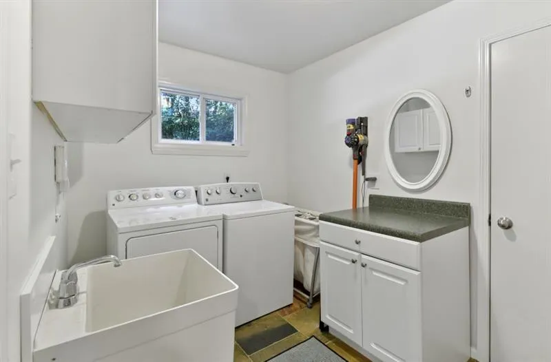 7169 Riverside Drive, Atlanta, Georgia 30328, 3 Bedrooms Bedrooms, ,3 BathroomsBathrooms,Residential,Sold,7169 Riverside Drive,6790914