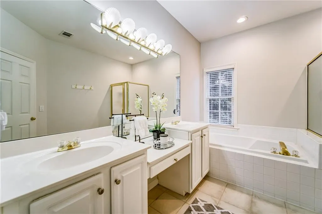 8570 Hope Mews Court, Sandy Springs, Georgia 30350, 2 Bedrooms Bedrooms, ,2 BathroomsBathrooms,Residential,Sold,8570 Hope Mews Court,6754882