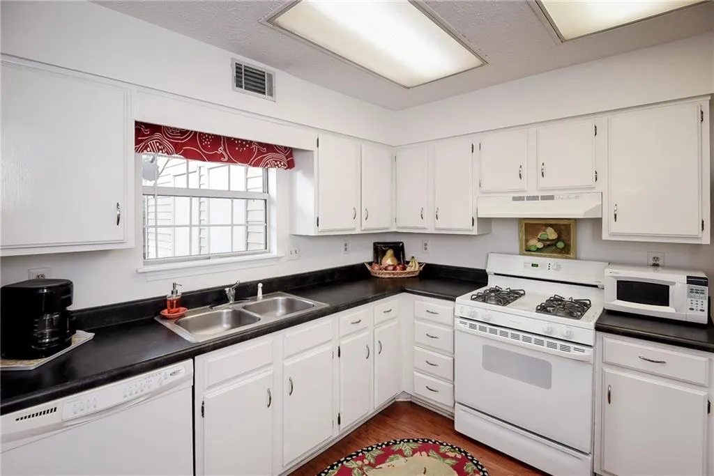 704 Wedgewood Way, Sandy Springs, Georgia 30350, 2 Bedrooms Bedrooms, ,2 BathroomsBathrooms,Residential,Sold,704 Wedgewood Way,5640345