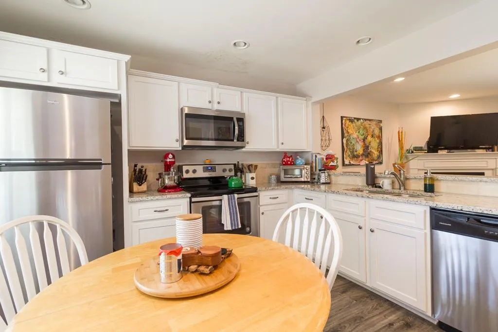 1706 Queen Anne Court, Sandy Springs, Georgia 30350, 2 Bedrooms Bedrooms, ,2 BathroomsBathrooms,Residential,Sold,1706 Queen Anne Court,6581135