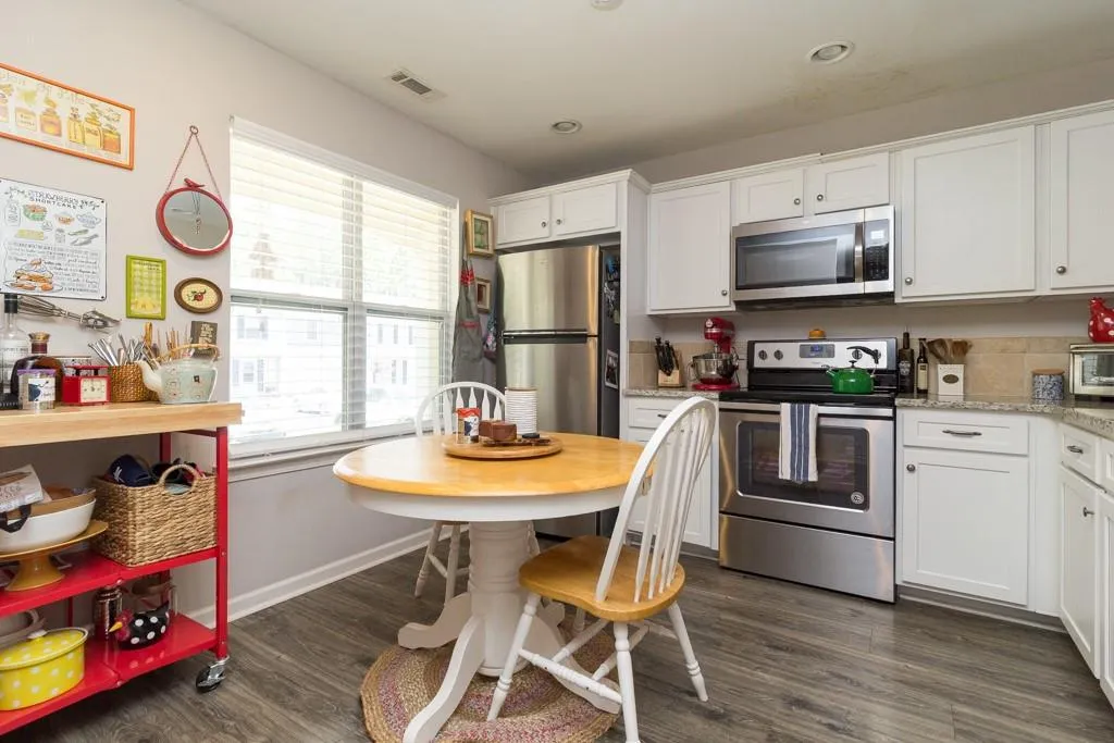 1706 Queen Anne Court, Sandy Springs, Georgia 30350, 2 Bedrooms Bedrooms, ,2 BathroomsBathrooms,Residential,Sold,1706 Queen Anne Court,6581135