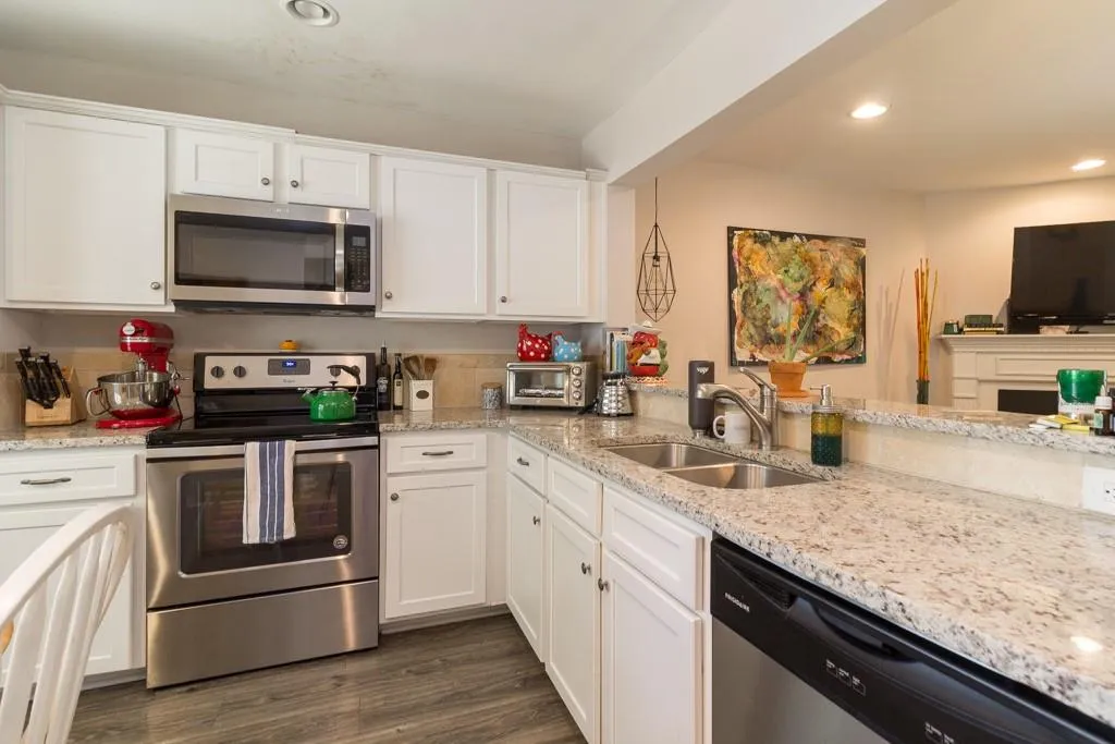 1706 Queen Anne Court, Sandy Springs, Georgia 30350, 2 Bedrooms Bedrooms, ,2 BathroomsBathrooms,Residential,Sold,1706 Queen Anne Court,6581135