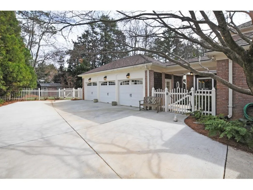 690 Weatherly Lane, Sandy Springs, Georgia 30328, 5 Bedrooms Bedrooms, ,3 BathroomsBathrooms,Residential,Sold,690 Weatherly Lane,6507021