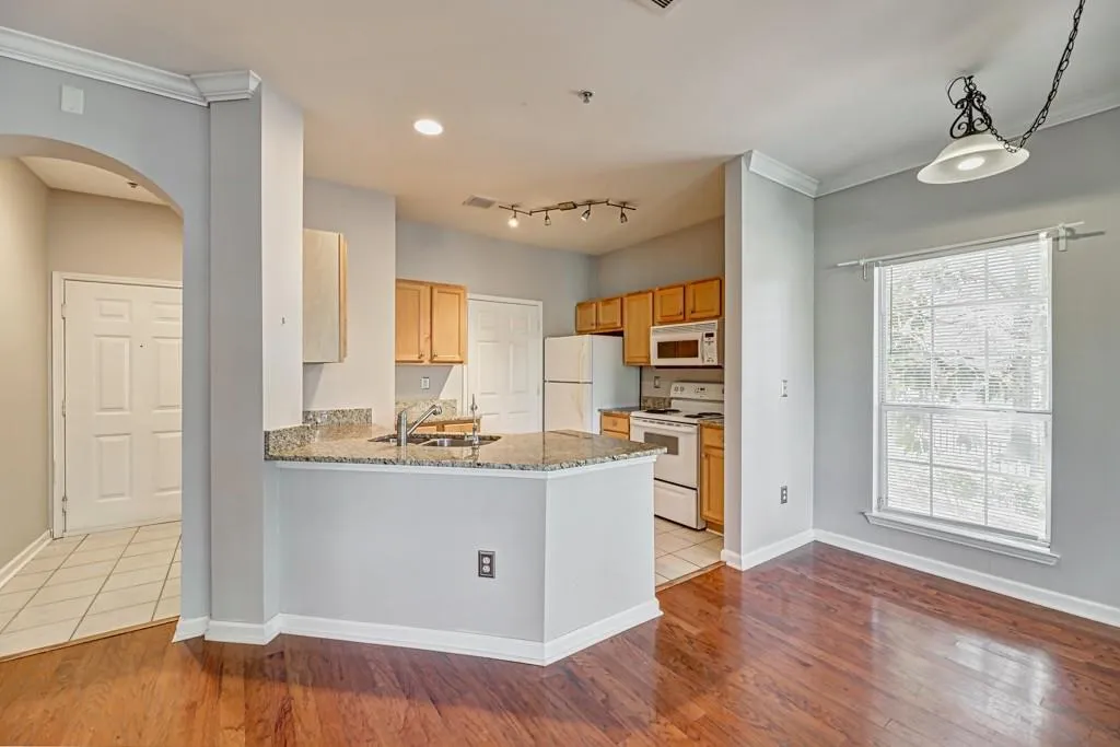 5641 Roswell Road Unit 102, Sandy Springs, Georgia 30342, 1 Bedroom Bedrooms, ,1 BathroomBathrooms,Residential,Sold,5641 Roswell Road Unit 102,6866056