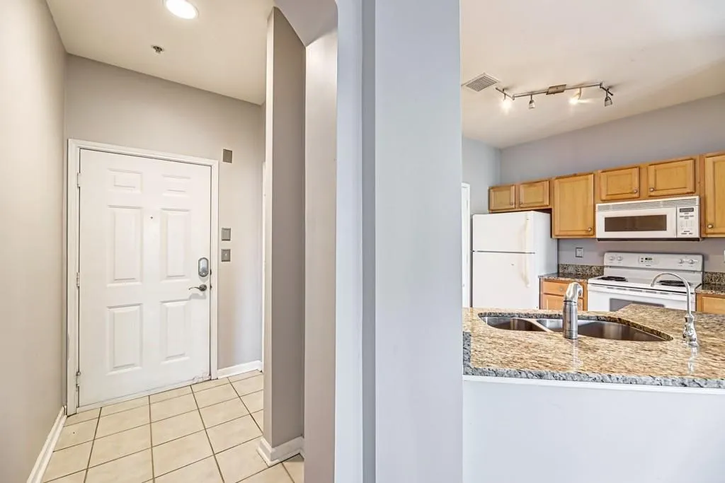5641 Roswell Road Unit 102, Sandy Springs, Georgia 30342, 1 Bedroom Bedrooms, ,1 BathroomBathrooms,Residential,Sold,5641 Roswell Road Unit 102,6866056