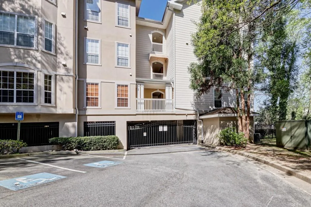 5641 Roswell Road Unit 102, Sandy Springs, Georgia 30342, 1 Bedroom Bedrooms, ,1 BathroomBathrooms,Residential,Sold,5641 Roswell Road Unit 102,6866056