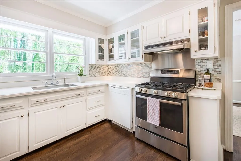 565 Windsor Parkway, Atlanta, Georgia 30342, 3 Bedrooms Bedrooms, ,2 BathroomsBathrooms,Residential,Sold,565 Windsor Parkway,7036609