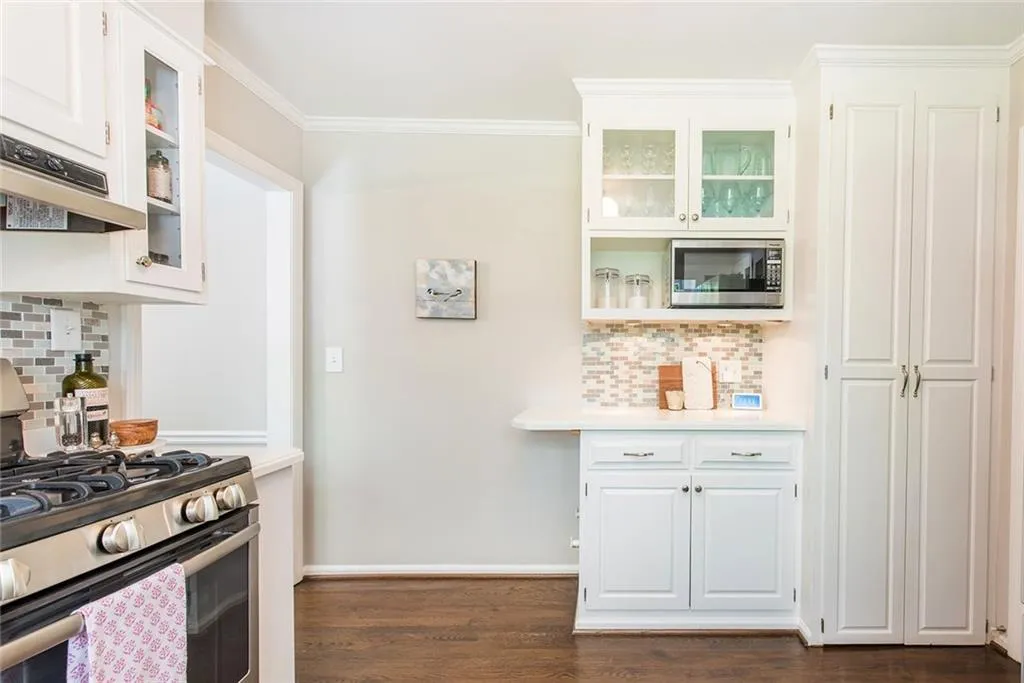 565 Windsor Parkway, Atlanta, Georgia 30342, 3 Bedrooms Bedrooms, ,2 BathroomsBathrooms,Residential,Sold,565 Windsor Parkway,7036609