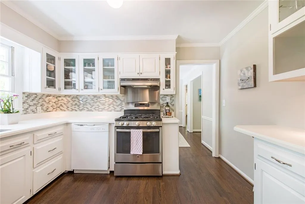 565 Windsor Parkway, Atlanta, Georgia 30342, 3 Bedrooms Bedrooms, ,2 BathroomsBathrooms,Residential,Sold,565 Windsor Parkway,7036609
