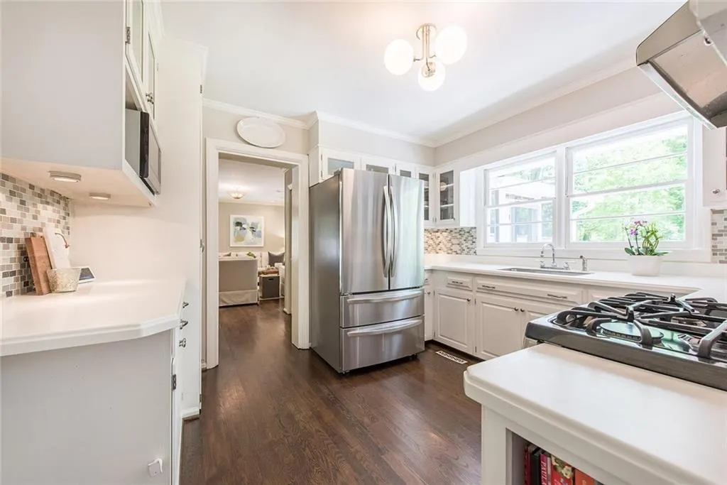 565 Windsor Parkway, Atlanta, Georgia 30342, 3 Bedrooms Bedrooms, ,2 BathroomsBathrooms,Residential,Sold,565 Windsor Parkway,7036609