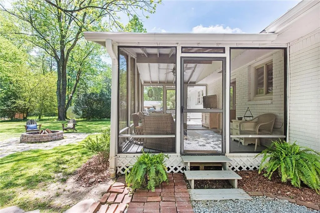 565 Windsor Parkway, Atlanta, Georgia 30342, 3 Bedrooms Bedrooms, ,2 BathroomsBathrooms,Residential,Sold,565 Windsor Parkway,7036609