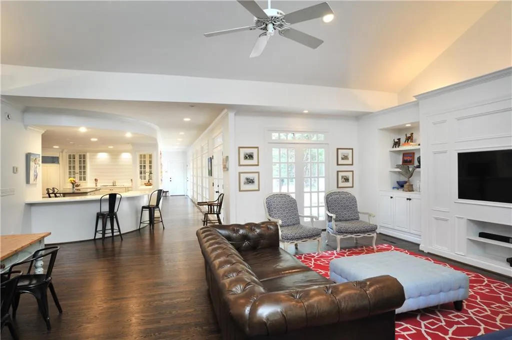 300 Rivoli Circle, Atlanta, Georgia 30342, 4 Bedrooms Bedrooms, ,3 BathroomsBathrooms,Residential,Sold,300 Rivoli Circle,6552493