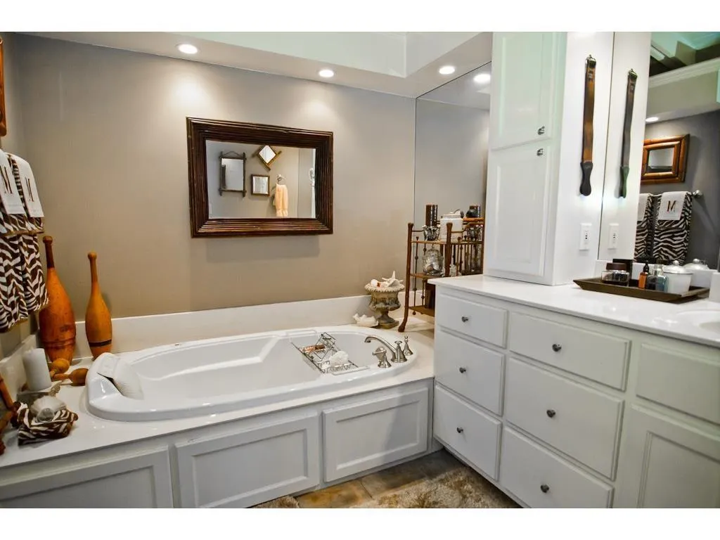 301 Londonberry Road, Atlanta, Georgia 30327, 4 Bedrooms Bedrooms, ,4 BathroomsBathrooms,Residential,Sold,301 Londonberry Road,5646074