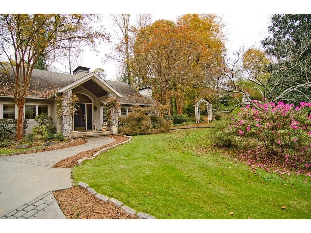 301 Londonberry Road, Atlanta, Georgia 30327, 4 Bedrooms Bedrooms, ,4 BathroomsBathrooms,Residential,Sold,301 Londonberry Road,5646074