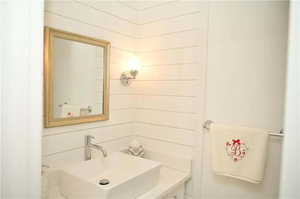6520 Roswell Road Unit 104, Atlanta, Georgia 30328, 2 Bedrooms Bedrooms, ,1 BathroomBathrooms,Residential,Sold,6520 Roswell Road Unit 104,7215307