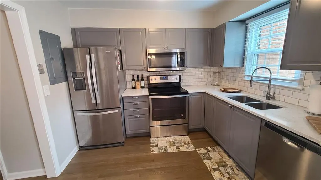 6520 Roswell Road Unit 104, Atlanta, Georgia 30328, 2 Bedrooms Bedrooms, ,1 BathroomBathrooms,Residential,Sold,6520 Roswell Road Unit 104,7215307