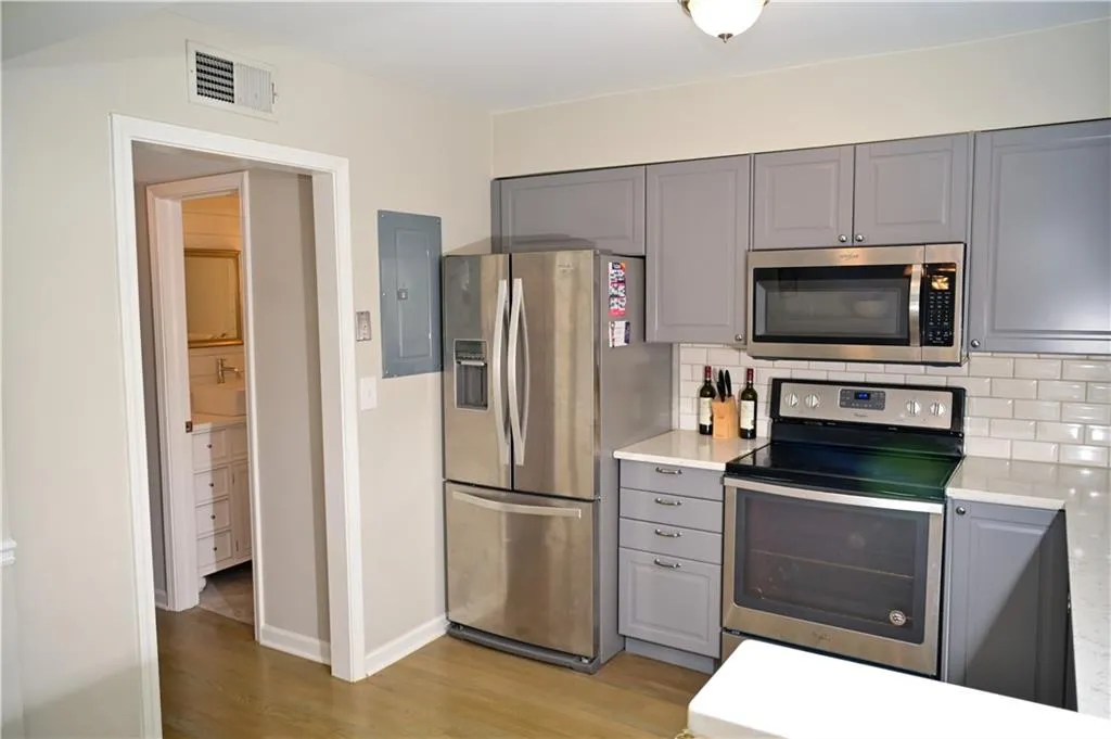 6520 Roswell Road Unit 104, Atlanta, Georgia 30328, 2 Bedrooms Bedrooms, ,1 BathroomBathrooms,Residential,Sold,6520 Roswell Road Unit 104,7215307