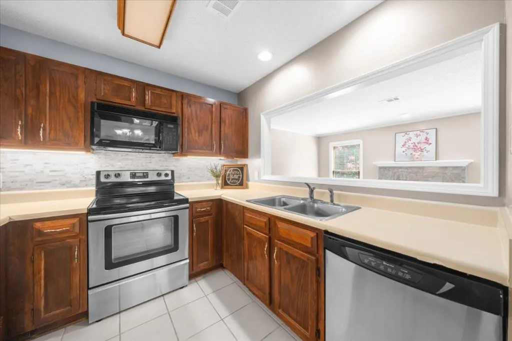 704 Hollyfax Circle, Sandy Springs, Georgia 30328, 1 Bedroom Bedrooms, ,1 BathroomBathrooms,Residential,Sold,704 Hollyfax Circle,7431540