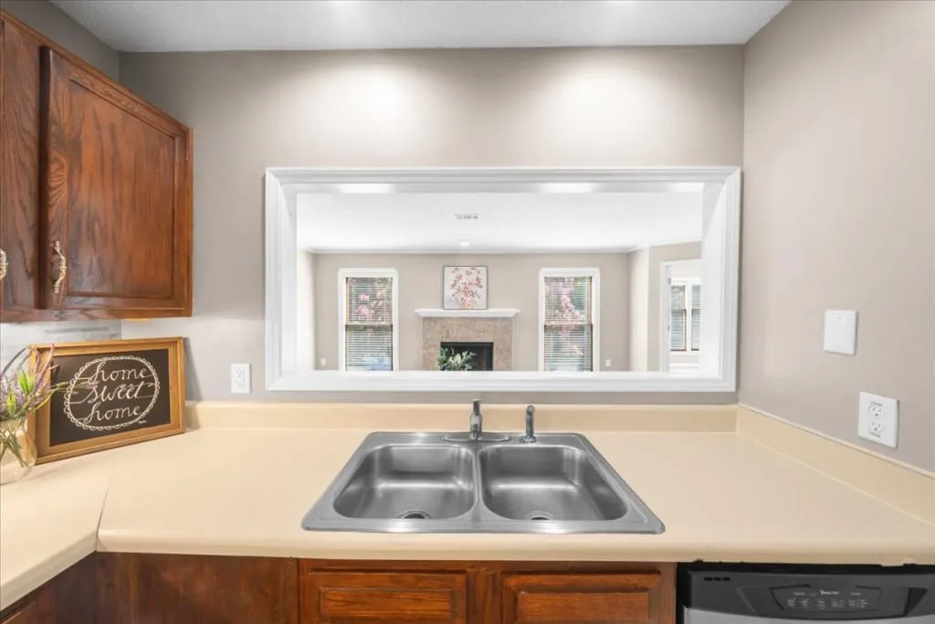 704 Hollyfax Circle, Sandy Springs, Georgia 30328, 1 Bedroom Bedrooms, ,1 BathroomBathrooms,Residential,Sold,704 Hollyfax Circle,7431540