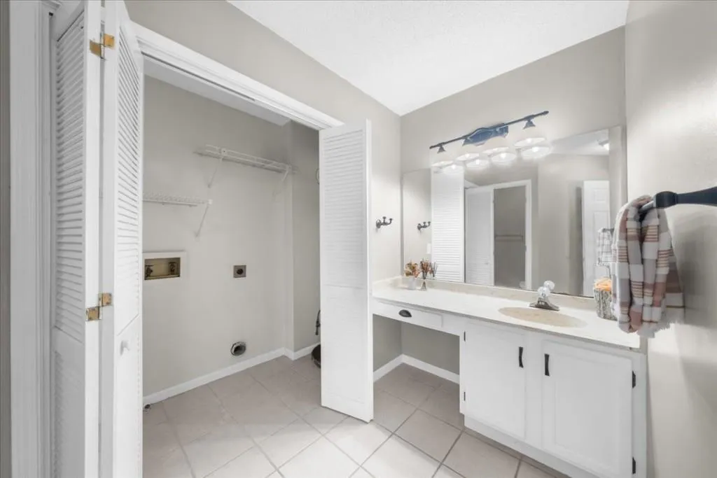 704 Hollyfax Circle, Sandy Springs, Georgia 30328, 1 Bedroom Bedrooms, ,1 BathroomBathrooms,Residential,Sold,704 Hollyfax Circle,7431540