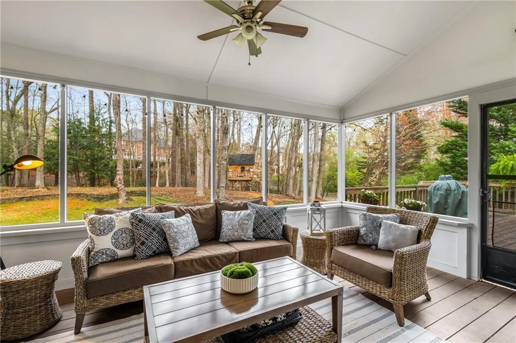 Sunroom / solarium with outdoor lounge area and ceiling fan
