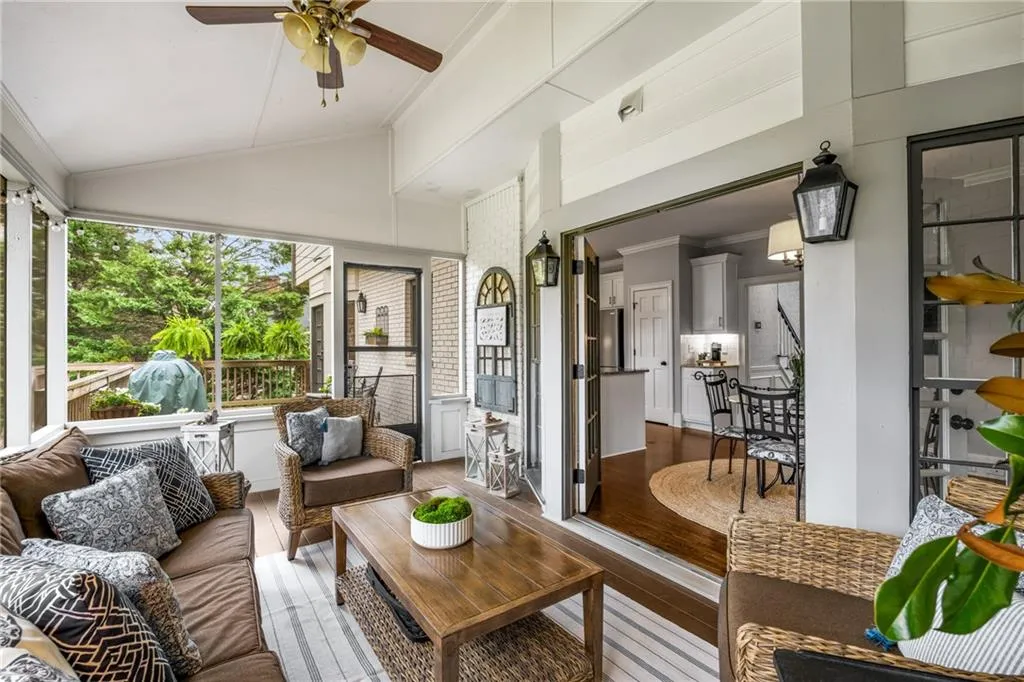 Sunroom featuring outdoor lounge area and a ceiling fan