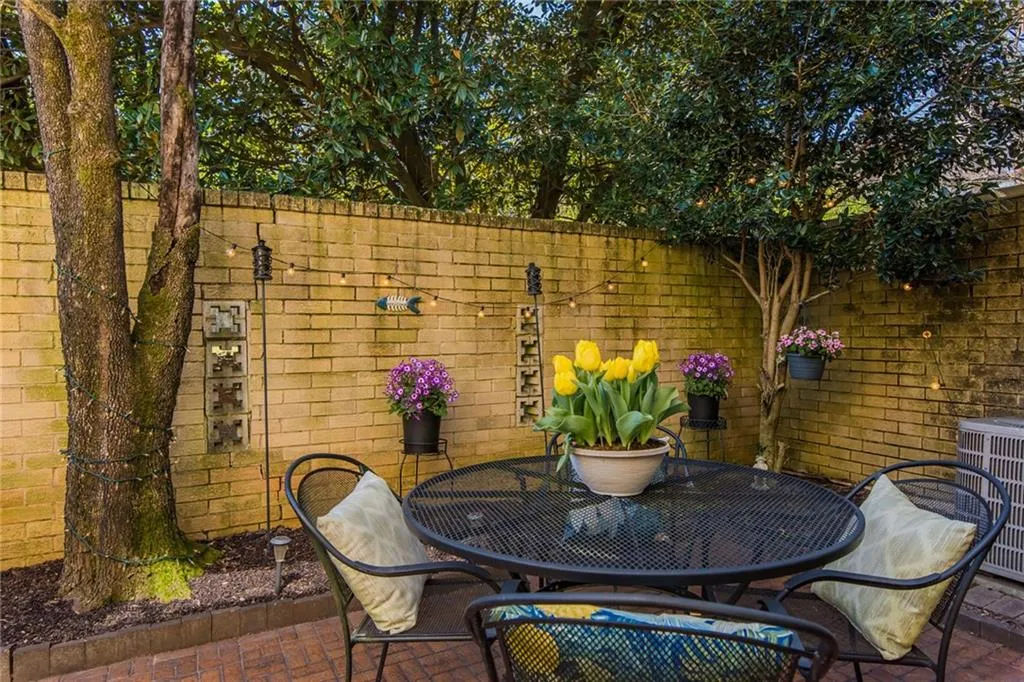 5400 Roswell Road Unit E4, Atlanta, Georgia 30342, 2 Bedrooms Bedrooms, ,1 BathroomBathrooms,Residential,Sold,5400 Roswell Road Unit E4,6517788