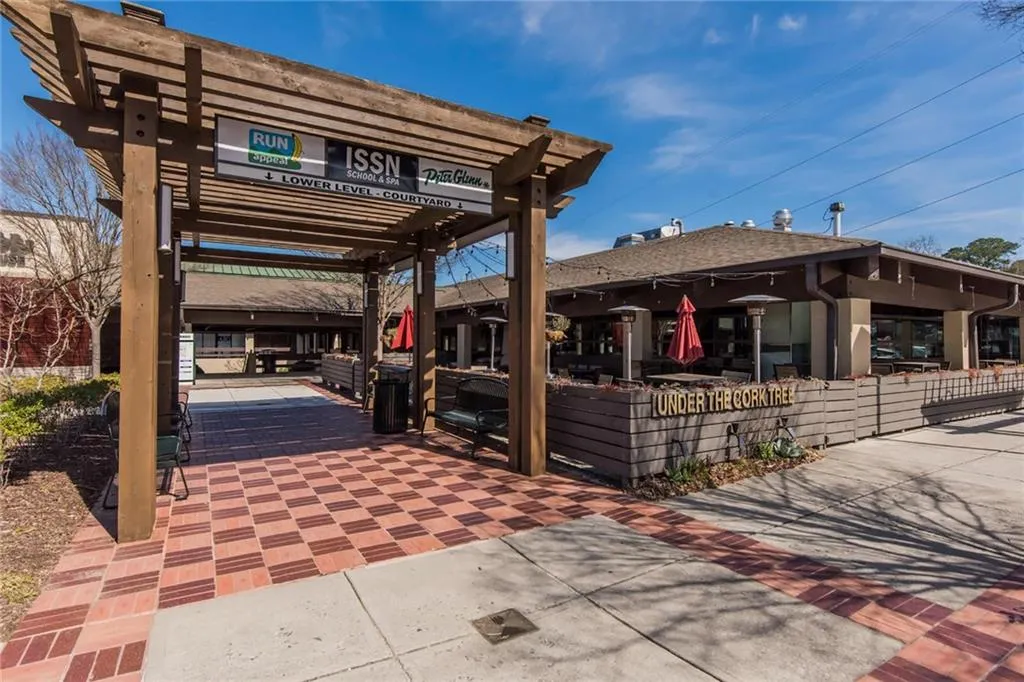 5400 Roswell Road Unit E4, Atlanta, Georgia 30342, 2 Bedrooms Bedrooms, ,1 BathroomBathrooms,Residential,Sold,5400 Roswell Road Unit E4,6517788