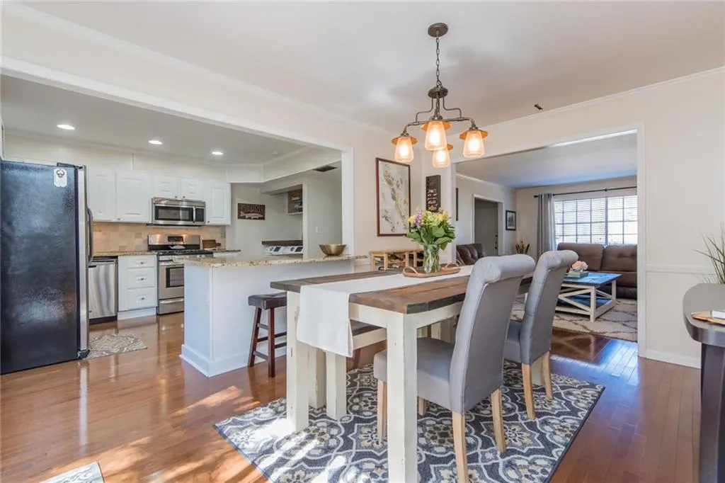 5400 Roswell Road Unit E4, Atlanta, Georgia 30342, 2 Bedrooms Bedrooms, ,1 BathroomBathrooms,Residential,Sold,5400 Roswell Road Unit E4,6517788