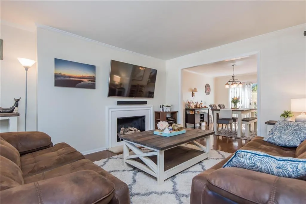 5400 Roswell Road Unit E4, Atlanta, Georgia 30342, 2 Bedrooms Bedrooms, ,1 BathroomBathrooms,Residential,Sold,5400 Roswell Road Unit E4,6517788