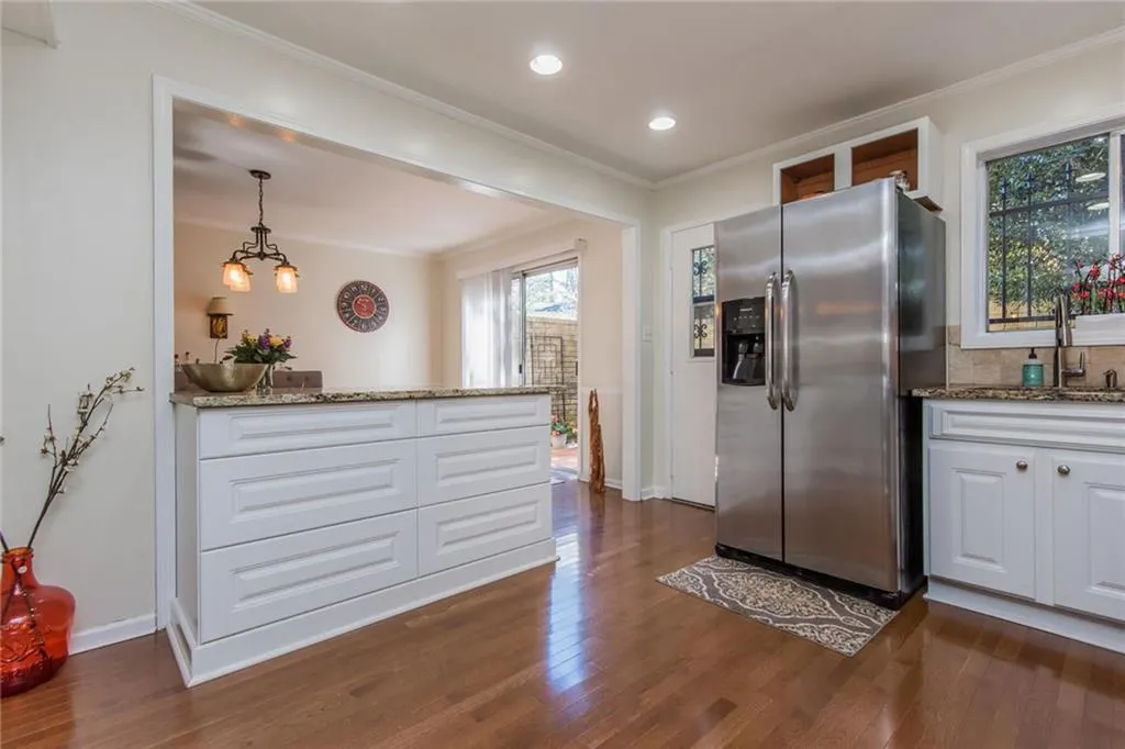 5400 Roswell Road Unit E4, Atlanta, Georgia 30342, 2 Bedrooms Bedrooms, ,1 BathroomBathrooms,Residential,Sold,5400 Roswell Road Unit E4,6517788