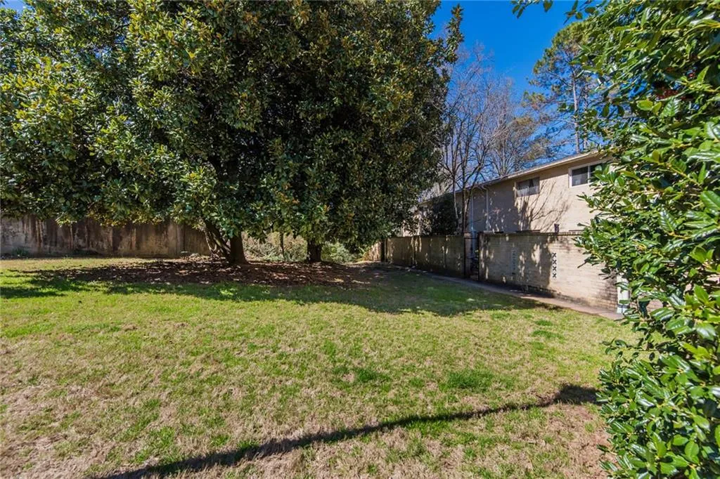 5400 Roswell Road Unit E4, Atlanta, Georgia 30342, 2 Bedrooms Bedrooms, ,1 BathroomBathrooms,Residential,Sold,5400 Roswell Road Unit E4,6517788