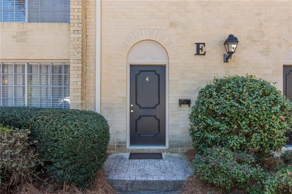 5400 Roswell Road Unit E4, Atlanta, Georgia 30342, 2 Bedrooms Bedrooms, ,1 BathroomBathrooms,Residential,Sold,5400 Roswell Road Unit E4,6517788