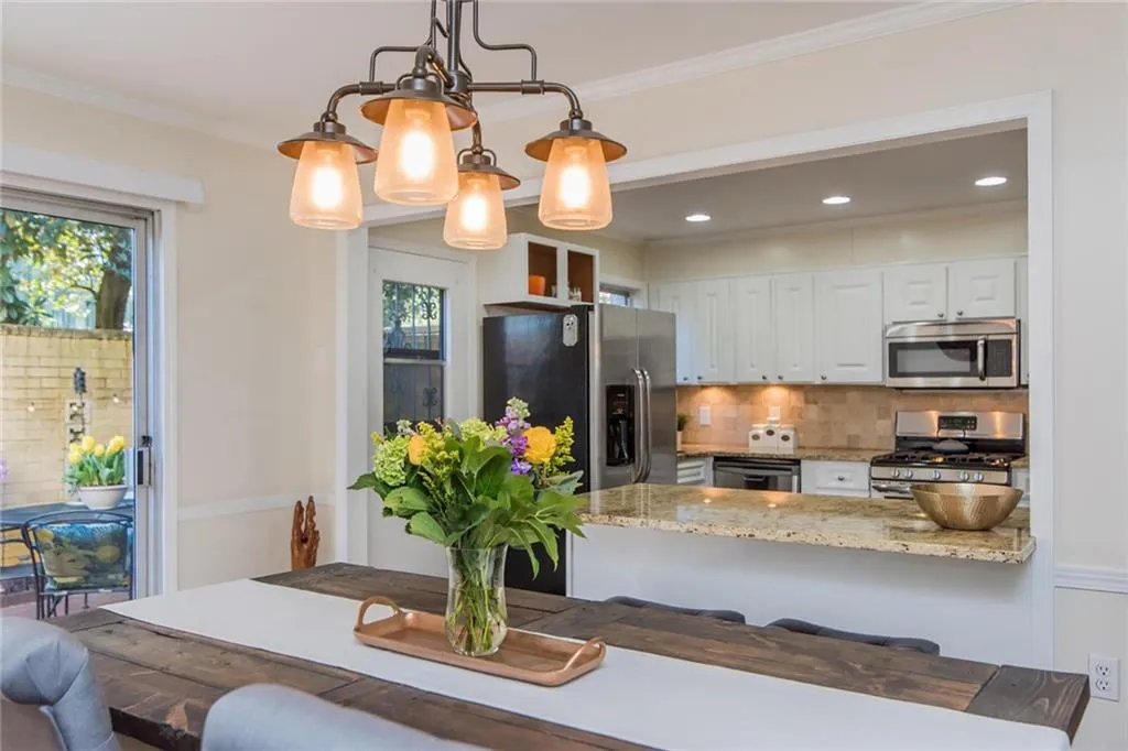 5400 Roswell Road Unit E4, Atlanta, Georgia 30342, 2 Bedrooms Bedrooms, ,1 BathroomBathrooms,Residential,Sold,5400 Roswell Road Unit E4,6517788