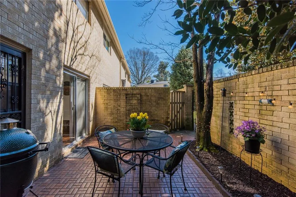 5400 Roswell Road Unit E4, Atlanta, Georgia 30342, 2 Bedrooms Bedrooms, ,1 BathroomBathrooms,Residential,Sold,5400 Roswell Road Unit E4,6517788