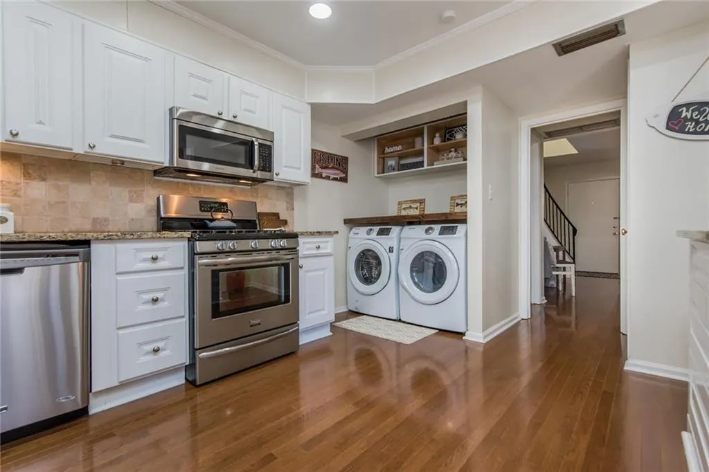 5400 Roswell Road Unit E4, Atlanta, Georgia 30342, 2 Bedrooms Bedrooms, ,1 BathroomBathrooms,Residential,Sold,5400 Roswell Road Unit E4,6517788