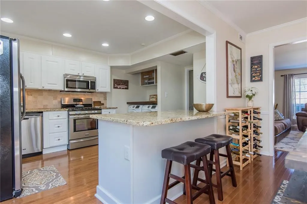 5400 Roswell Road Unit E4, Atlanta, Georgia 30342, 2 Bedrooms Bedrooms, ,1 BathroomBathrooms,Residential,Sold,5400 Roswell Road Unit E4,6517788