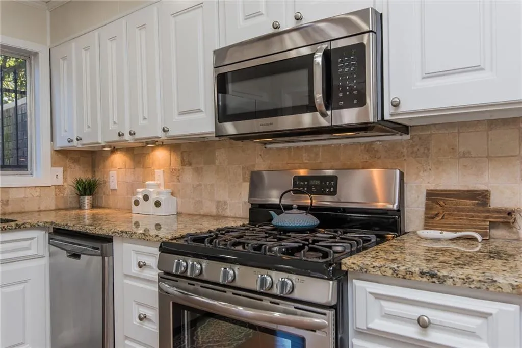 5400 Roswell Road Unit E4, Atlanta, Georgia 30342, 2 Bedrooms Bedrooms, ,1 BathroomBathrooms,Residential,Sold,5400 Roswell Road Unit E4,6517788